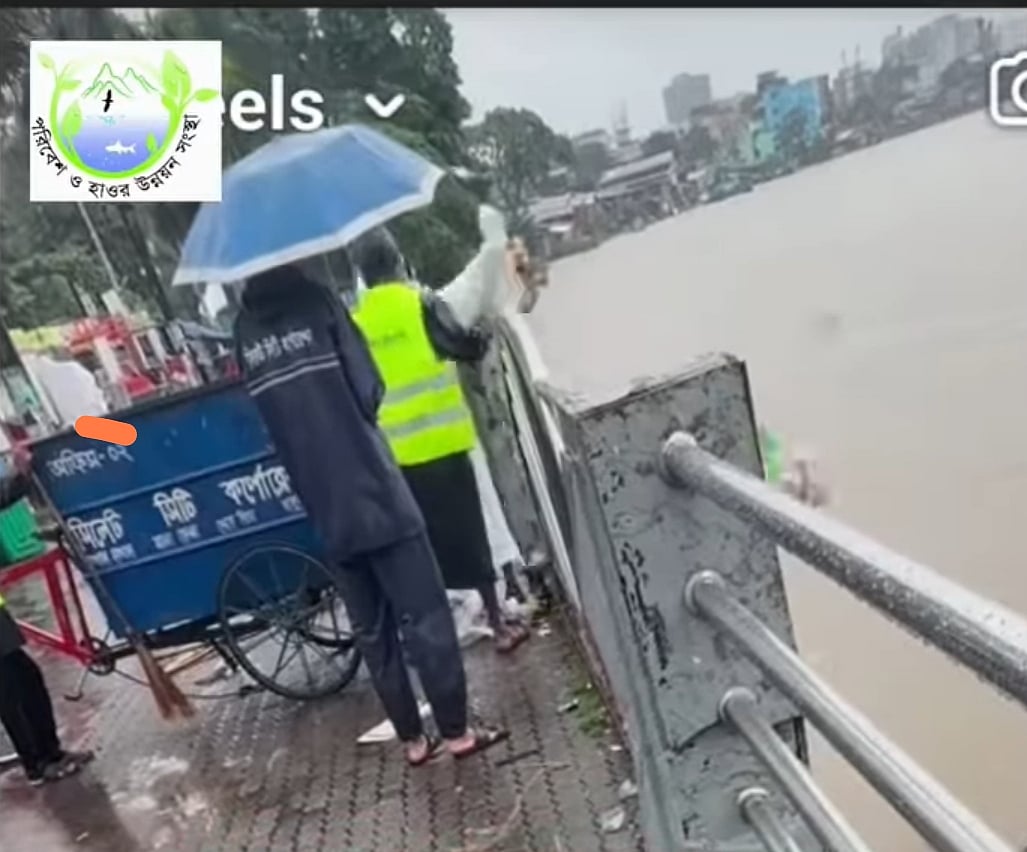 সিলেট সিটি করপোরেশনের ভ্যান থেকে সুরমা নদীতে গতকাল দুপুরে ময়লা ফেলার দৃশ্য