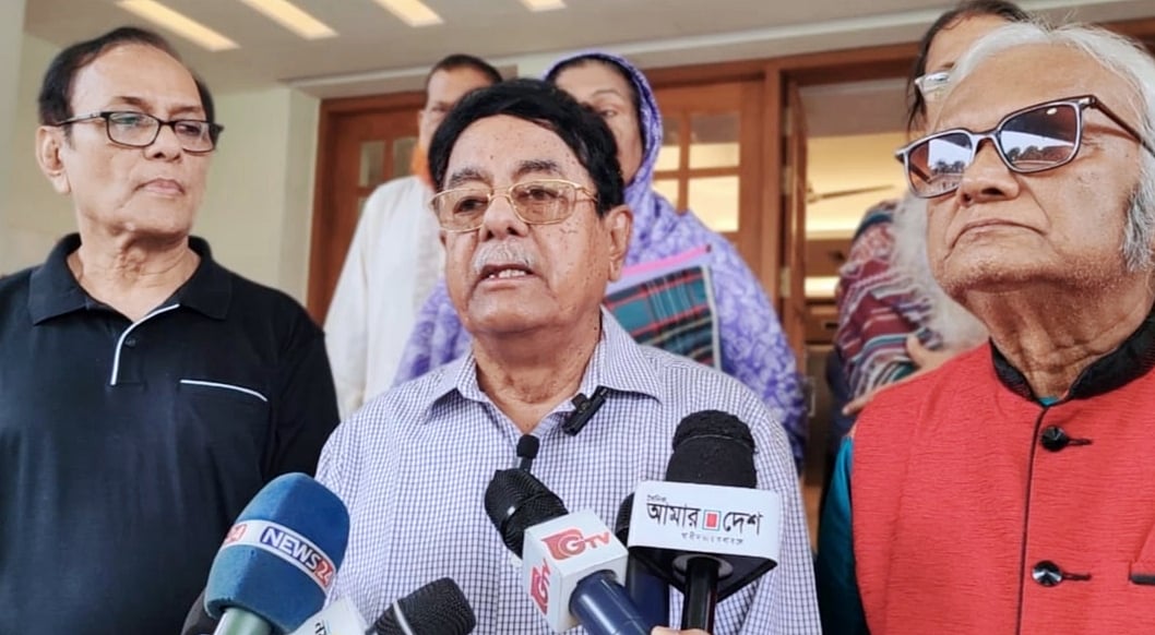 জামুকার শুনানি শেষে সাংবাদিকদের সঙ্গে কথা বলেন স্বাধীন বাংলা বেতার কেন্দ্রের শিল্পী বীর মুক্তিযোদ্ধা আপেল মাহমুদ। আজ সোমবার দুপুরে কুমিল্লা সার্কিট হাউসে