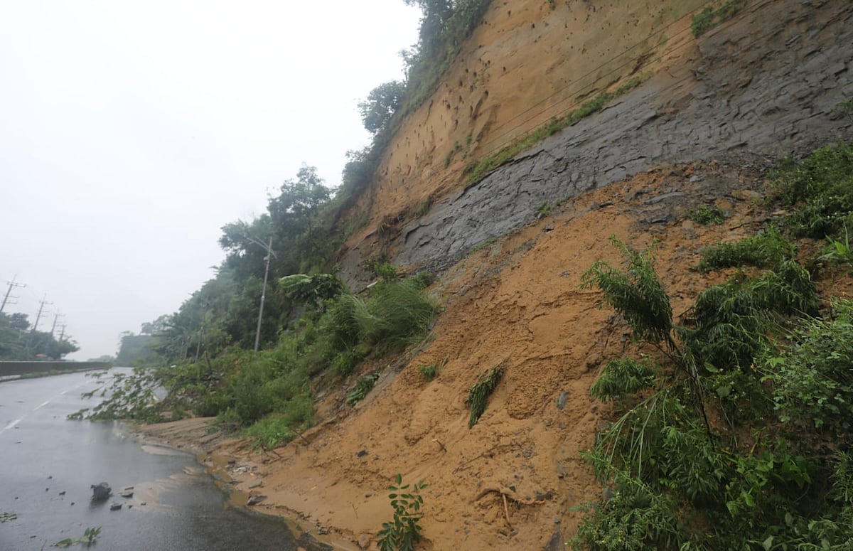 খাঁড়া পাহাড় থেকে মাটি ধসে পড়েছে সড়কে। আজ সকালে চট্টগ্রাম নগরের বায়েজিদ সংযোগ সড়কে