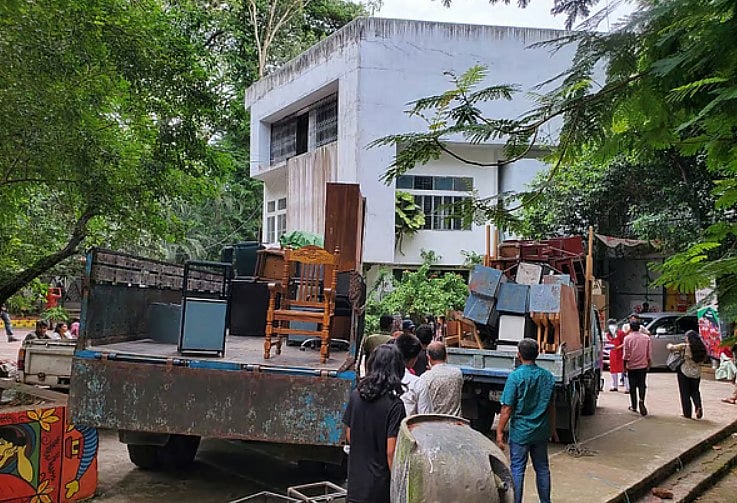 চারুকলা ইনস্টিটিউটের আসবাব মূল ক্যাম্পাসে নিয়ে যাওয়া হচ্ছে। আজ দুপুরে চট্টগ্রাম নগরের মেহেদীবাগের ক্যাম্পাসে