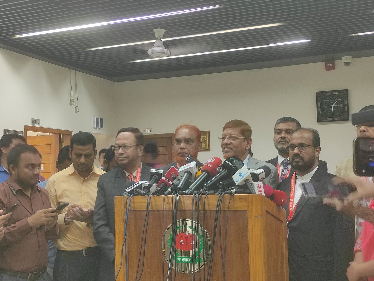 নির্বাচন কমিশনের (ইসি) সঙ্গে বৈঠক শেষে সাংবাদিকদের সঙ্গে কথা বলেন বাংলাদেশ জামায়াতে ইসলামীর সহকারী সেক্রেটারি জেনারেল হামিদুর রহমান আযাদ। আজ সোমবার রাজধানীর আগারগাঁওয়ে নির্বাচন কমিশনে