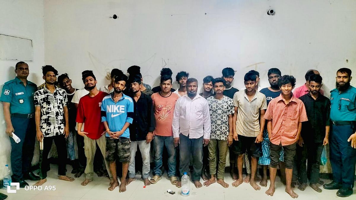 রাজধানীর মোহাম্মদপুর এলাকায় অভিযান চালিয়ে বিভিন্ন অপরাধে জড়িত অভিযোগে ২৫ জনকে গ্রেপ্তার করেছে পুলিশ