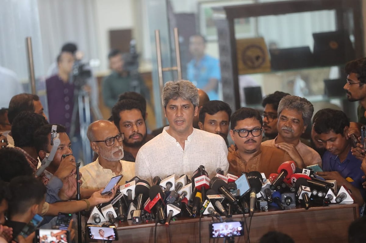 প্রধান উপদেষ্টা অধ্যাপক মুহাম্মদ ইউনূসের সঙ্গে বৈঠক শেষে বেরিয়ে সাংবাদিকদের সঙ্গে কথা বলেন গণসংহতি আন্দোলনের প্রধান সমন্বয়ক জোনায়েদ সাকি। আজ সোমবার বাংলাদেশ ফরেন সার্ভিস একাডেমিতে