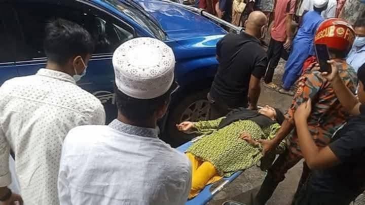 কিশোরগঞ্জের কুলিয়ারচরে আইএফআইসি ব্যাংকের একটি উপশাখার কর্মকর্তা-কর্মচারীরা অচেতন হয়ে পড়লে তাঁদের উদ্ধার করে হাসপাতালে নেওয়া হয়। গতকাল রোববার বেলা একটার দিকে