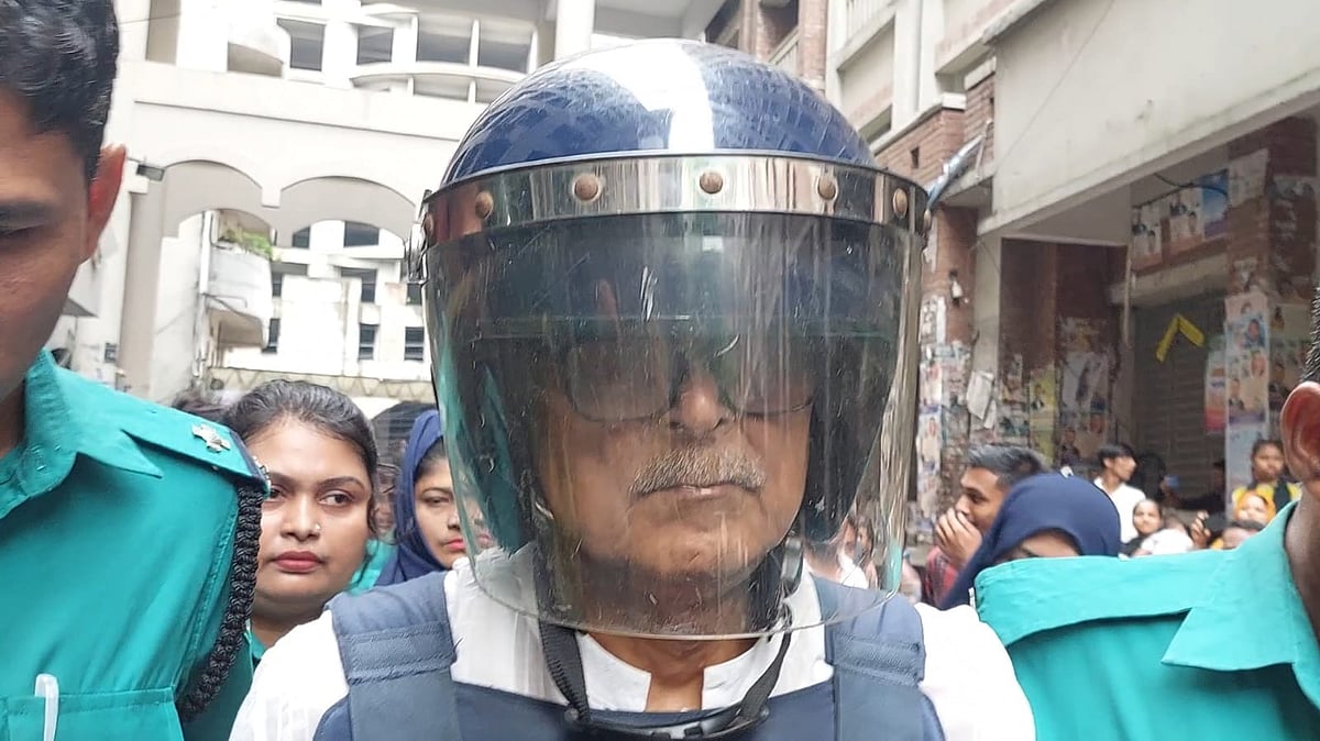 সাবেক মন্ত্রী রাশেদ খান মেননকে আদালত থেকে হাজতখানায় নিয়ে যাচ্ছে পুলিশ। আজ সোমবার, ঢাকার সিএমএম আদালতে