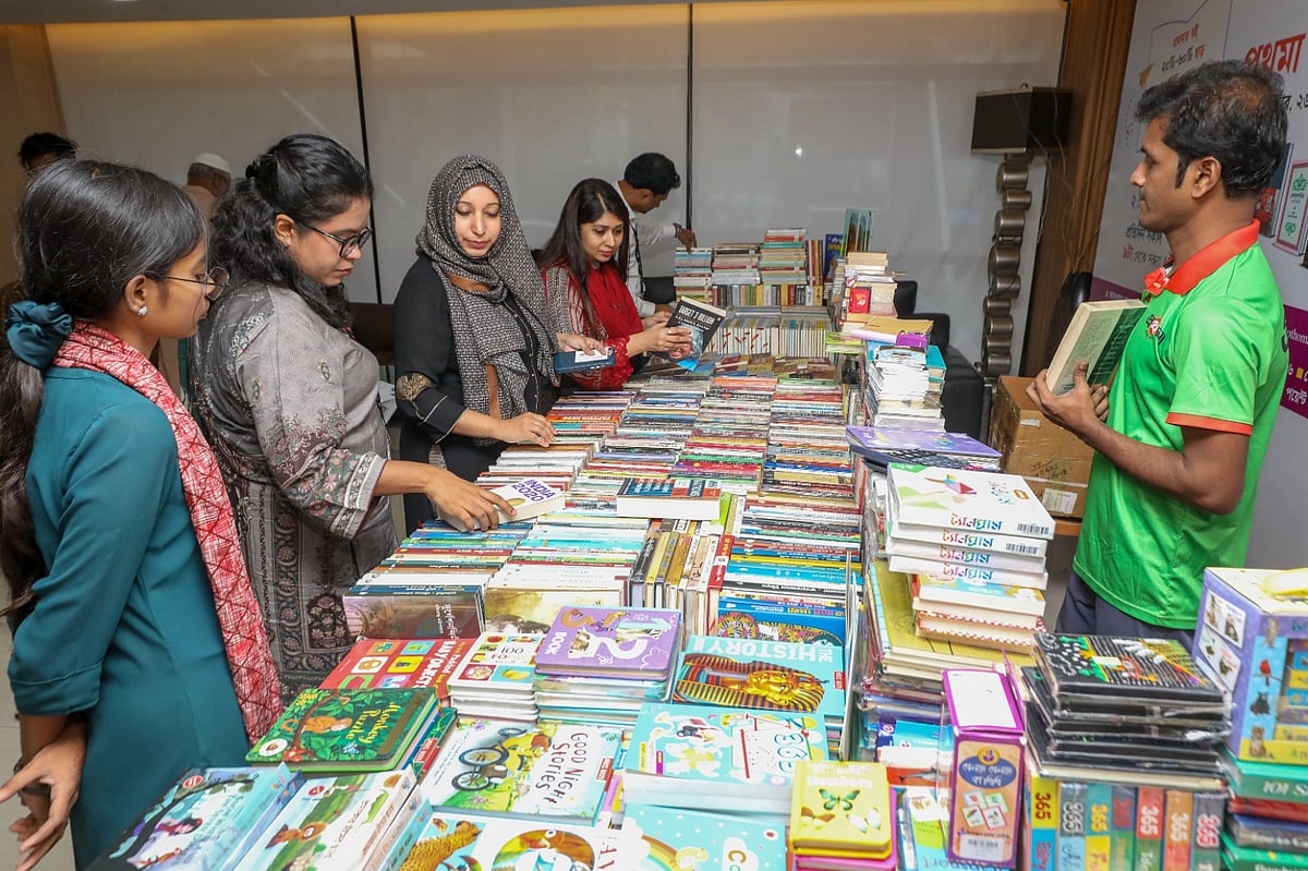 প্রথমা প্রকাশন ও মিউচুয়াল ট্রাস্ট ব্যাংকের (এমটিবি) যৌথ উদ্যোগে বইমেলা। দুপুরে গুলশানের এমটিবি সেন্টারে