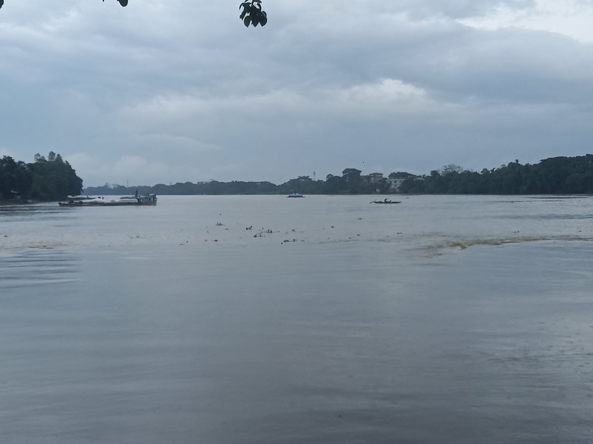 সুনামগঞ্জে গতকাল রাতে কম বৃষ্টি হওয়ায় নদ-নদীর পানি স্থিতিশীল আছে। আজ সকালে শহরের সুরমা নদীর রিভার ভিউ এলাকায়
