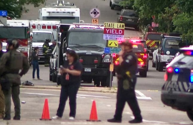 যুক্তরাষ্ট্রের কলোরাডো অঙ্গরাজ্যের বোল্ডারে ঘটনাস্থলে আইনৃশঙ্খলা রক্ষাকারী বাহিনীর তৎপরতা