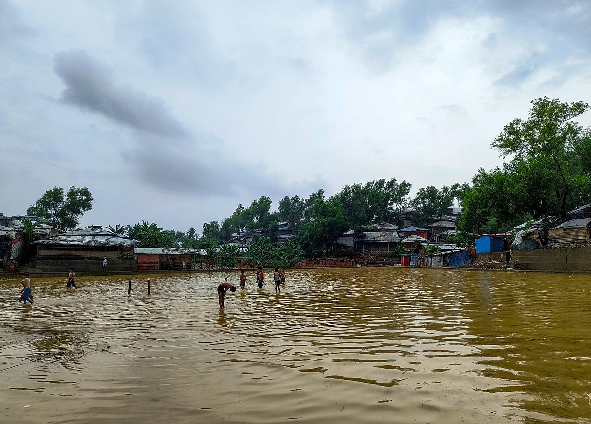 কক্সবাজারের উখিয়ার রোহিঙ্গা আশ্রয়শিবিরে বন্যার পানিতে ডুবে গেছে রাস্তা। বেড়েছে ভূমিধসের ঝুঁকি। আজ বিকালে