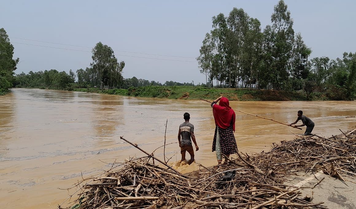 পাহাড়ি ঢলে শেরপুরে ফের বাড়ছে নদ–নদীর পানি। সেই পানিতে লাকড়ি ধরছে এলাকাবাসী। সোমবার দুপুরে চেল্লাখালী নদীর গোল্লারপাড় এলাকায়
