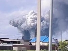 রাশিয়ার একটি সামরিক ইউনিটে ড্রোন হামলার পর ধোঁয়া উঠছে। দেশটির সাইবেরিয়ার ইরকুতস্ক অঞ্চলের উসলস্কি জেলার শ্রেদনি গ্রামে। গতকাল রোববার প্রকাশিত একটি ভিডিও থেকে নেওয়া