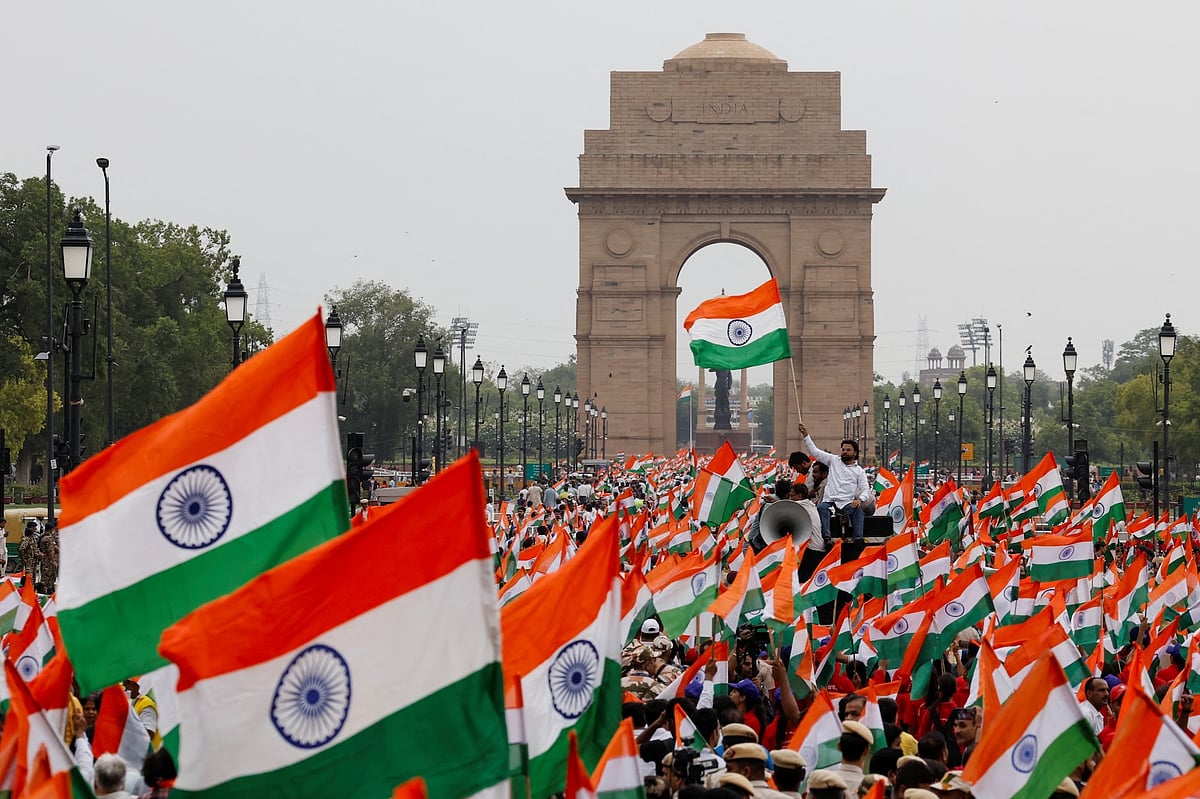 ভারতের বিমান বাহিনীর সমর্থনে পতাকা নিয়ে মিছিল