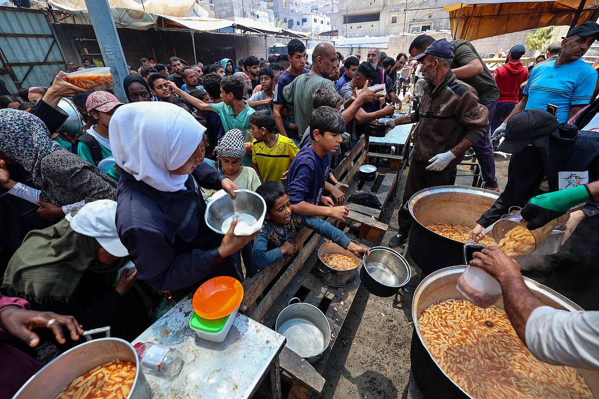 মধ্য গাজায় একটি ত্রাণ বিতরণকেন্দ্রে মানুষের ভিড়। ২ জুন, নুসেইরাত
