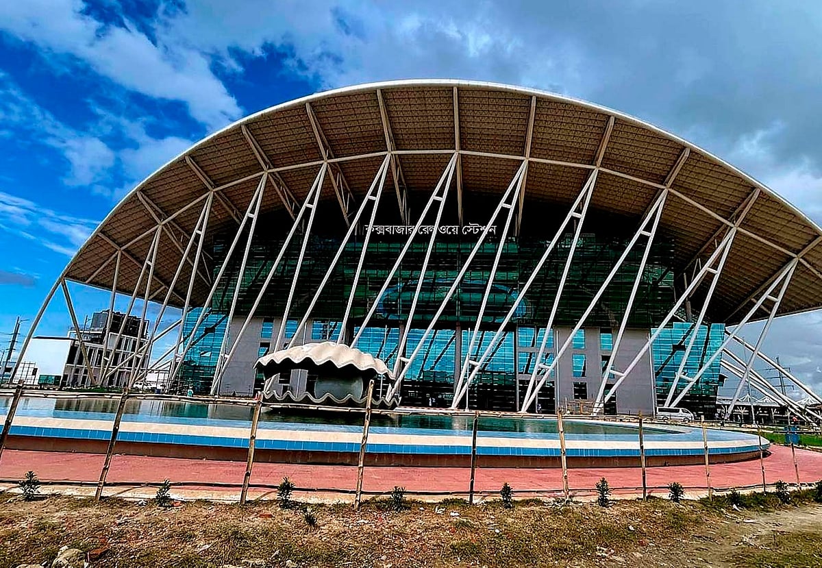 কক্সবাজারের আইকনিক রেলস্টেশন। ১ বছর ৭ মাস হয়ে গেলেও চালু হয়নি স্টেশনটির অনেক যাত্রীসেবা। সম্প্রতি তোলা