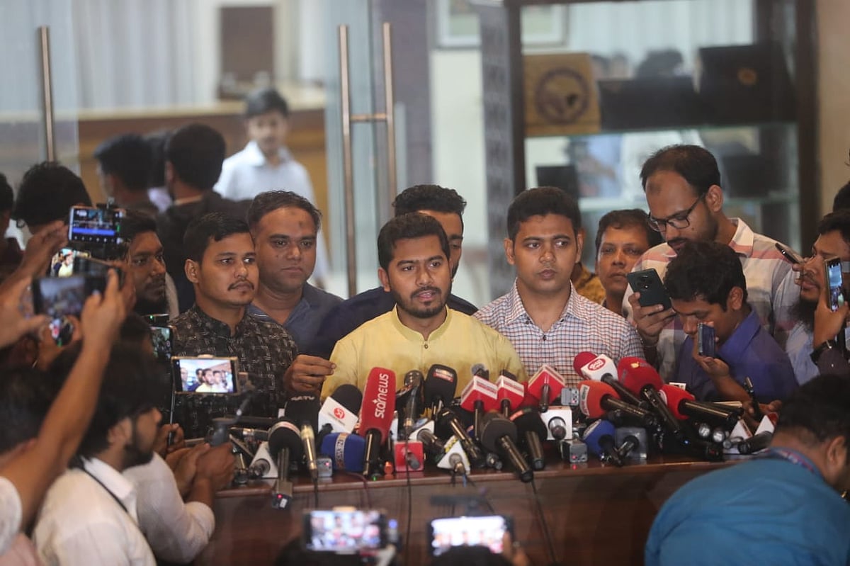 গণ অধিকার পরিষদের সভাপতি নুরুল হক সাংবাদিকদের সঙ্গে কথা বলেন। এর আগে ফরেন সার্ভিস একাডেমি মিলনায়তনে অন্তর্বর্তী সরকারের প্রধান উপদেষ্টা অধ্যাপক মুহাম্মদ ইউনূসের সঙ্গে বৈঠক করেন তিনি। ঢাকা, ২ জুন ২০২৫