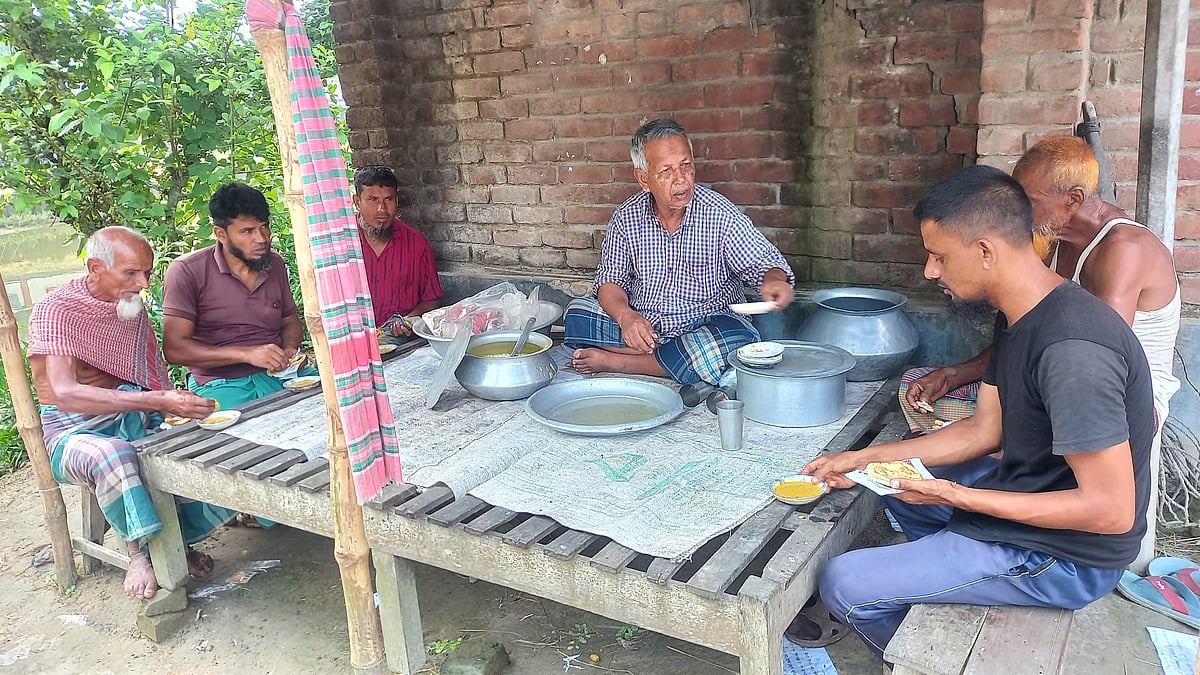 বাড়ির সামনের রাস্তায় কাঠের চৌকিতে বসে বিক্রি করছেন রসগোল্লা, পুরি আর আলুর ডাল। সম্প্রতি তোলা