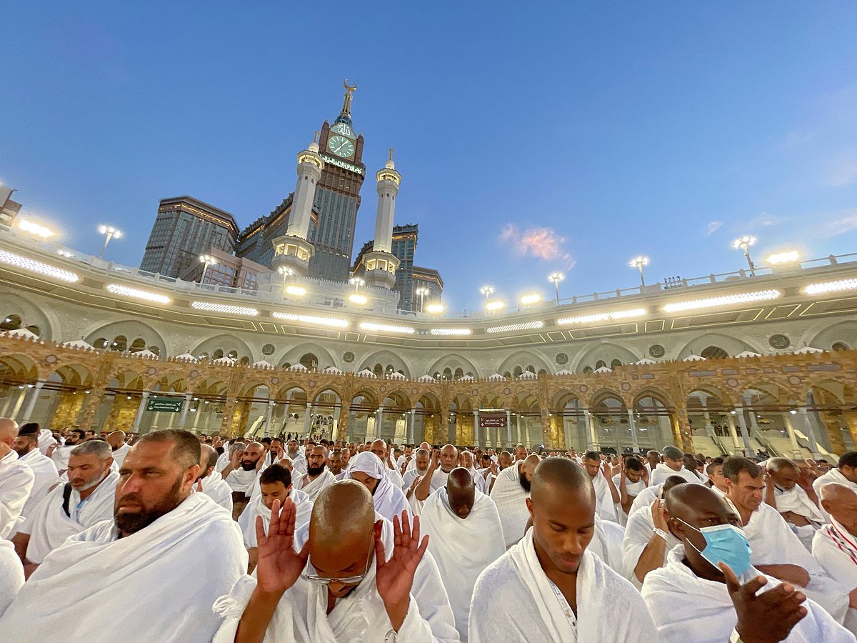 কাবা শরিফে নামাজ আদায় করছেন হজযাত্রীরা। ১ জুন, মক্কা