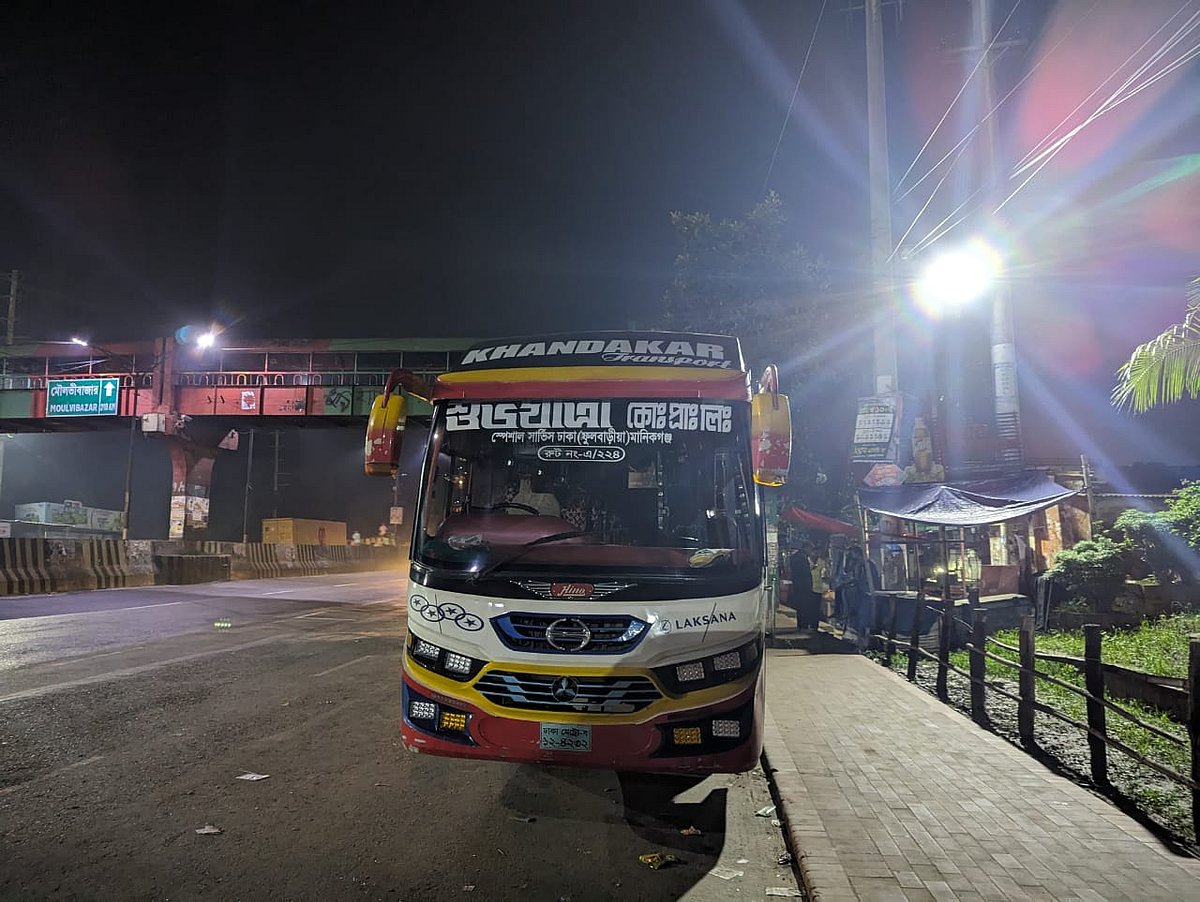 এ ঘটনার সঙ্গে জড়িত বাসের চালকের সহকারীকে শনাক্ত না করা পর্যন্ত দুটি বাস বিশ্ববিদ্যালয় প্রশাসনের জিম্মায় রেখেছে মালিকপক্ষ