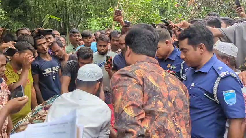 ঢাকার ধামরাই উপজেলার গাঙ্গুটিয়া ইউনিয়নের রক্ষিত গ্রামে আজ সোমবার দুপুর দুইটার দিকে ঘরের ভেতর থেকে মা ও দুই সন্তানের মরদেহ উদ্ধার করে পুলিশ। লাশগুলো দেখতে ভিড় জমায় আশেপাশের মানুষ