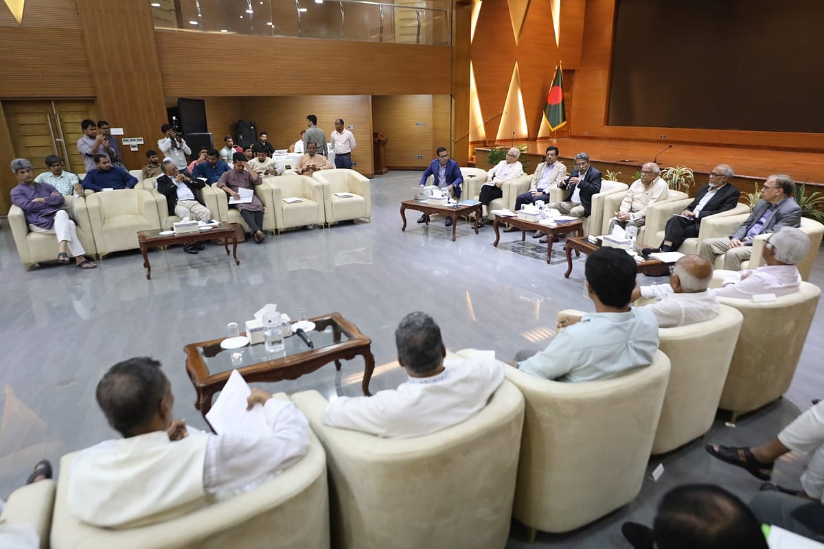 আজ মঙ্গলবার ফরেন সার্ভিস একাডেমিতে রাষ্ট্রের বিভিন্ন ক্ষেত্রে সংস্কার প্রশ্নে ঐকমত্য প্রতিষ্ঠার লক্ষ্যে রাজনৈতিক দলগুলোর সঙ্গে জাতীয় ঐকমত্য কমিশনের দ্বিতীয় পর্বের বিষয়ভিত্তিক আলোচনা হয়