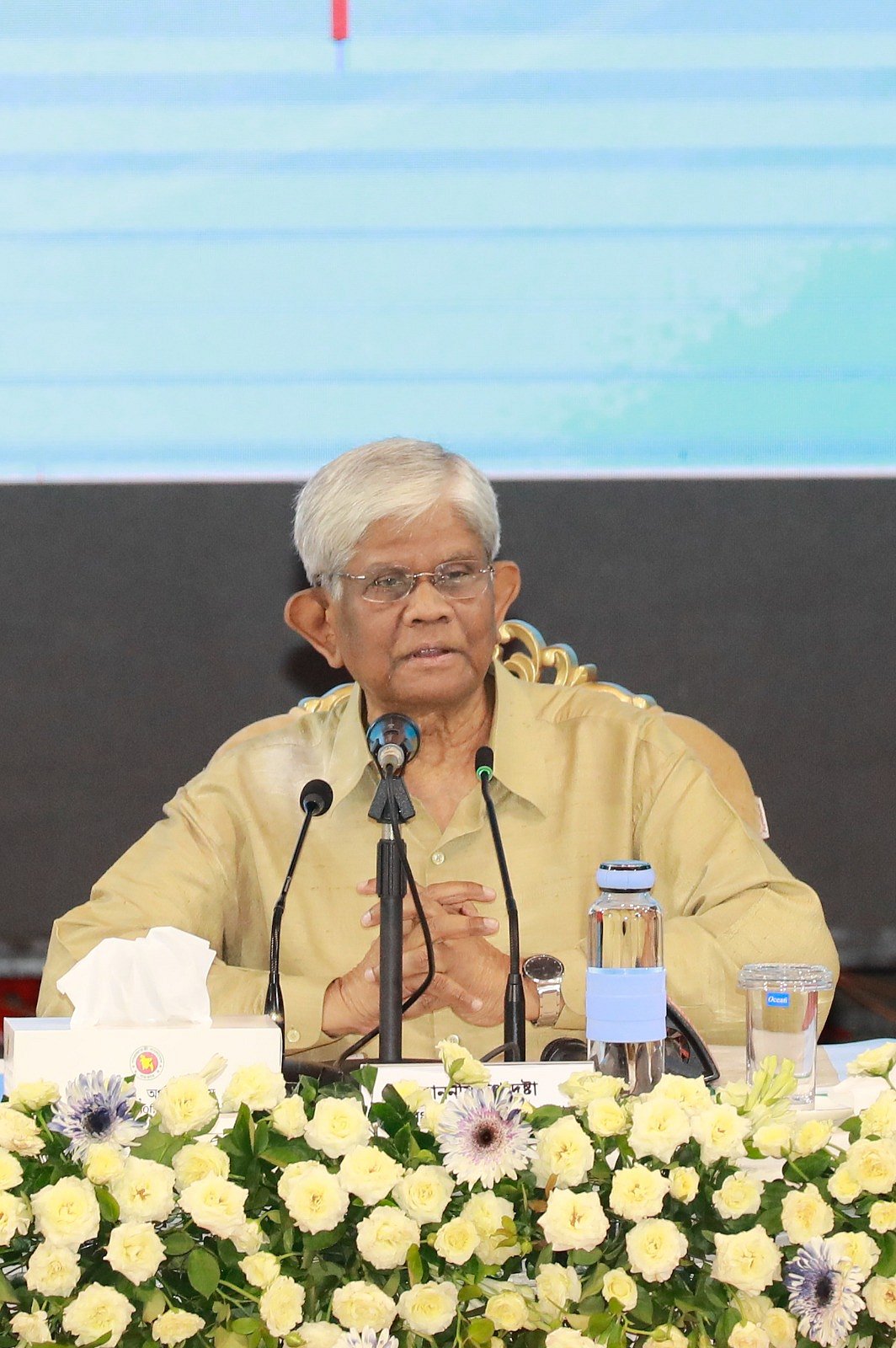 বাজেটোত্তর সংবাদ সম্মেলনে বক্তব্য রাখছেন অর্থ উপদেষ্টা সালেহউদ্দিন আহমেদ