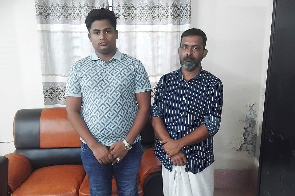 নোয়াখালীর সোনাইুমুড়ী নির্বাচন কার্যালয়ে ভোটার হতে গিয়ে আটক রোহিঙ্গা নুরুল আমিন ওরফে মনছুর (বামে)। আজ বিকেলে তোলা