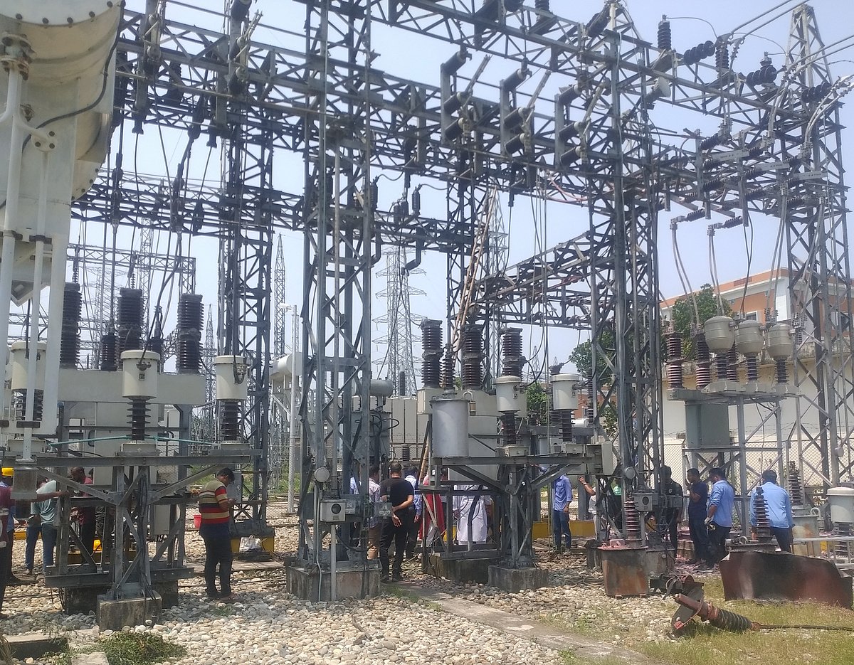 নওগাঁর কাঁঠালতলী বিদ্যুৎ উপকেন্দ্রে অগ্নিকাণ্ডের পর মেরামতকাজ চলছে। আজ মঙ্গলবার দুপুরে