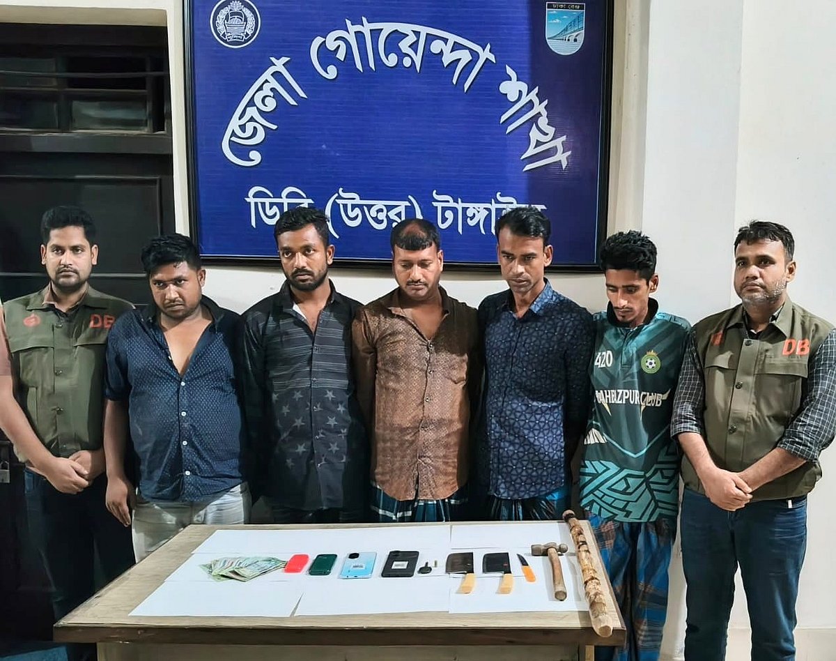 টাঙ্গাইলের মির্জাপুর গত শনিবার প্রবাসী নারীর মাইক্রোবাসে ডাকাতির ঘটনায় পাঁচ জনকে গ্রেপ্তার করেছে জেলা গোয়েন্দা পুলিশ