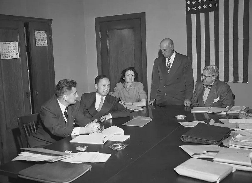 ১৯৫০ সালে এক অভিবাসন শুনানিতে সিদ্ধান্ত নেওয়া হচ্ছিল, ড. শিয়ান শ্যুসেনকে (বাঁ থেকে দ্বিতীয়) নির্বাসিত করা হবে কি না