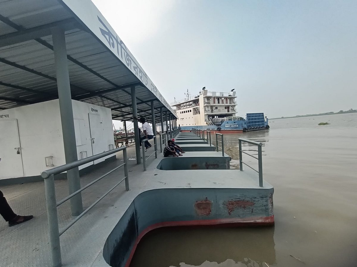 কাজীরহাট-আরিচা নৌপথে স্পিডবোট চলাচল শুরু হয়েছে। আজ বুধবার সকালে