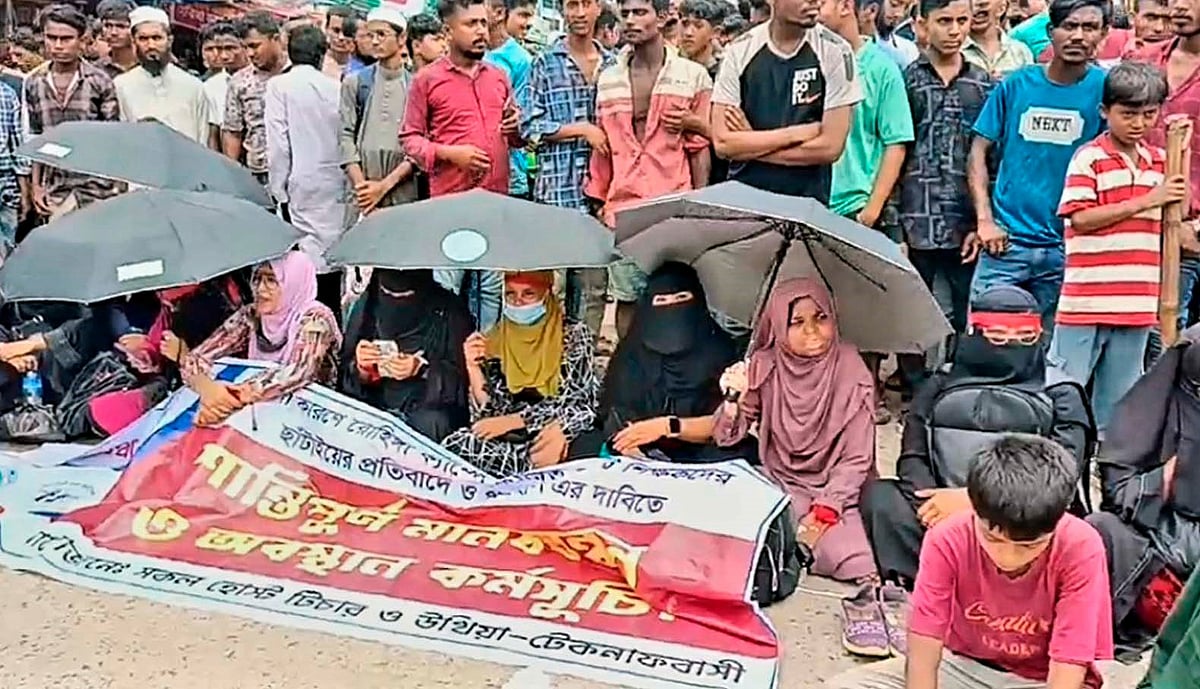 কক্সবাজারের আশ্রয়শিবিরে রোহিঙ্গা শিশুদের স্কুলের ছাঁটাই হওয়া শিক্ষকেরা সড়ক অবরোধ করে বিক্ষোভ করেন। আজ সকালে কক্সবাজার-টেকনাফ সড়কের কোর্টবাজার এলাকায়