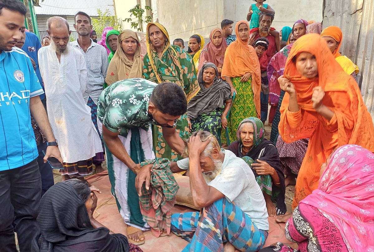 সড়ক দুর্ঘটনায় ছোট ভাই ও দুই ভাতিজার মৃত্যুর খবর পে‌য়ে কান্নায় ভে‌ঙে প‌ড়েন সফর উদ্দিন মন্ডল। তা‌কে সান্ত্বনা দি‌চ্ছেন স্বজনরা। মঙ্গলবার শেরপুর সদর উপ‌জেলার কামা‌রেরচর গ্রামে
