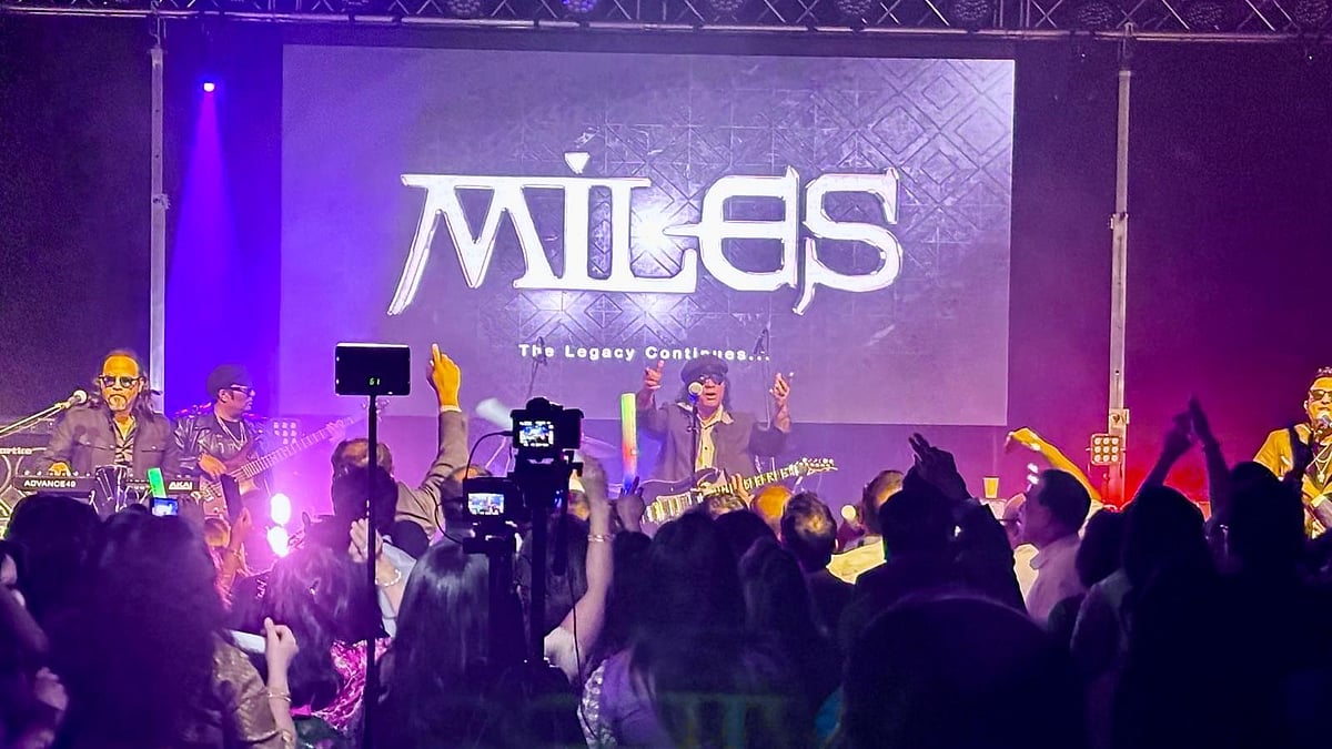 সিডনিতে গাইছে মাইলস। প্রথম আলো