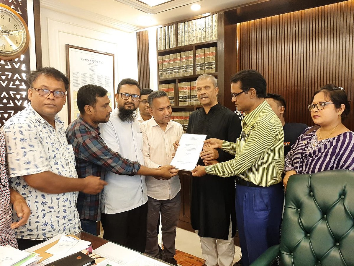 আইন উপদেষ্টা অধ্যাপক আসিফ নজরুলকে স্মারকলিপি দেন আন্দোলনকারী কর্মচারীরা। সচিবালয়, ঢাকা, ৩ জুন ২০২৫