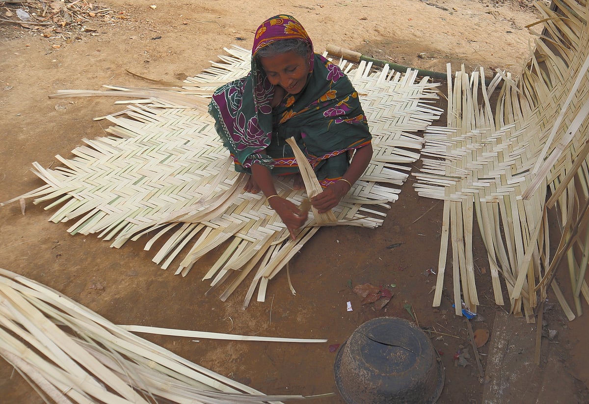বাঁশ-বেতের চাটাই বুনছেন এক নারী। সম্প্রতি মৌলভীবাজারের কমলগঞ্জের গুলেরহাওর-টিলাগাঁওয়ে