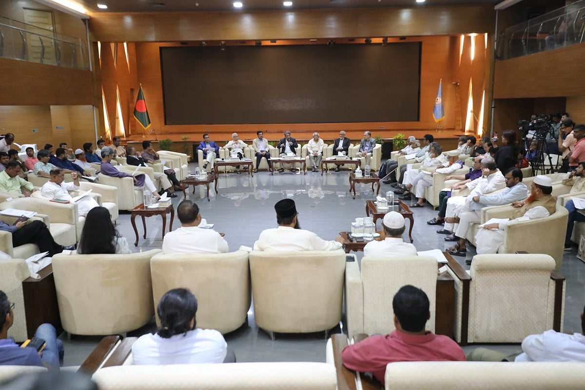 রাজনৈতিক দলগুলোর সঙ্গে জাতীয় ঐকমত্য কমিশনের দ্বিতীয় পর্বের বিষয়ভিত্তিক আলোচনা আজ মঙ্গলবার শুরু হয়েছে। দোয়েল হল, ফরেন সার্ভিস একাডেমি, ঢাকা, ৩ জুন