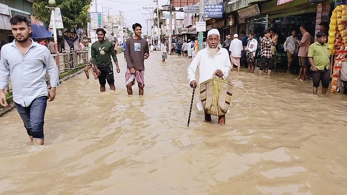 কুশিয়ারা নদীর বাঁধ ভেঙে গতকাল সোমবার সকালে সিলেটের জকিগঞ্জ বাজার প্লাবিত হয়
