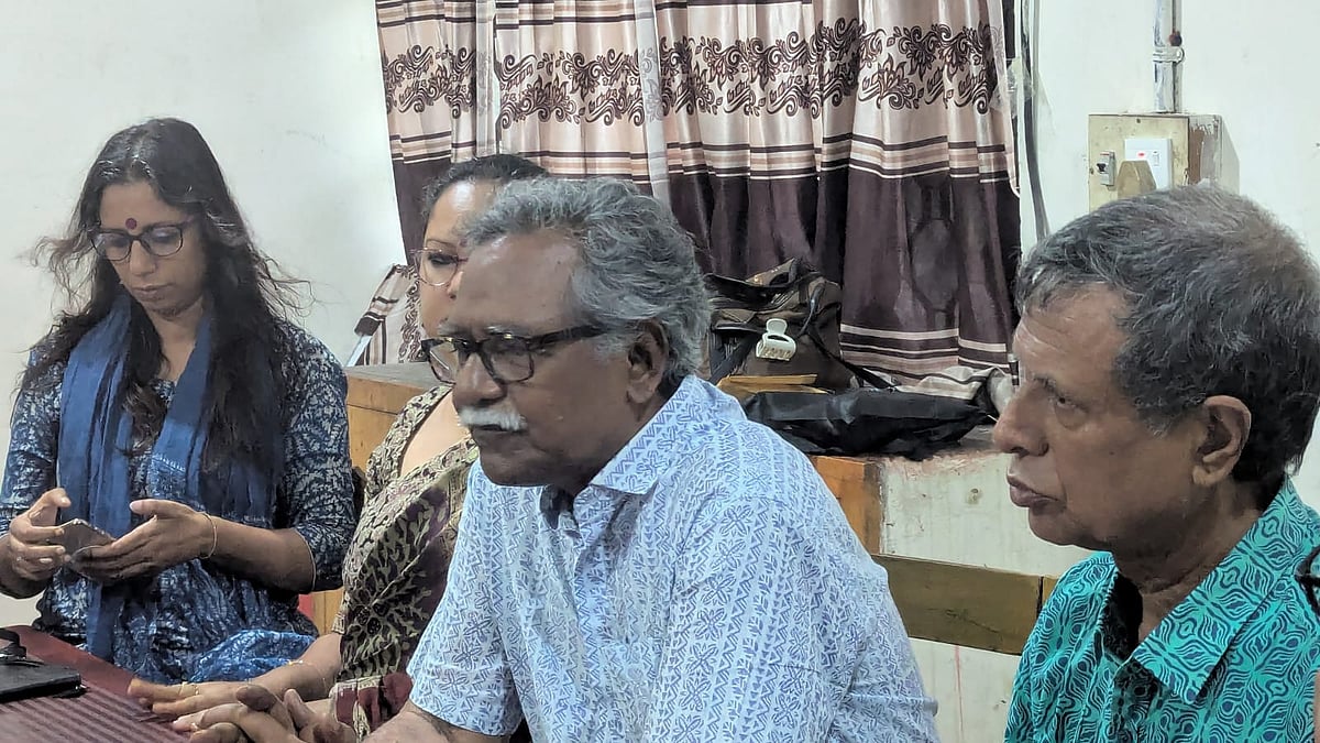 অধ্যাপক আনু মুহাম্মদের সভাপতিত্বে গণতান্ত্রিক অধিকার কমিটির সভা অনুষ্ঠিত হয়। ঢাকা বিশ্ববিদ্যালয়, ৩ জুন