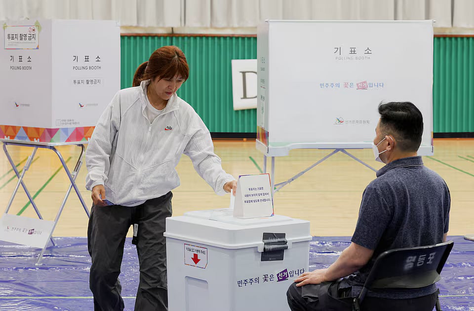 দক্ষিণ কোরিয়ায় প্রেসিডেন্ট নির্বাচনে ভোট দিচ্ছেন এক নারী