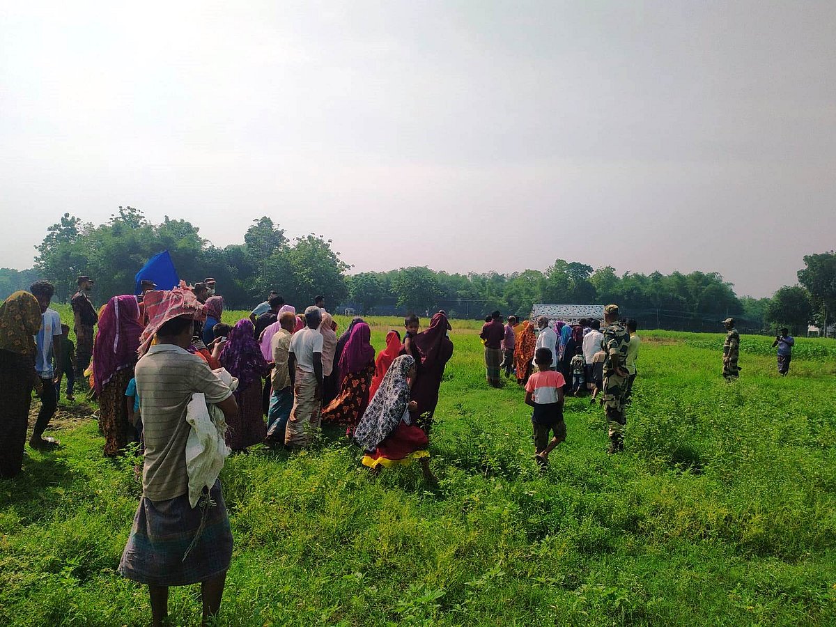 বিজিবি–বিএসএফের পাহারায় সীমান্তের শূন্যরেখায় মায়ের লাশ দেখার সুযোগ পান দুই মেয়ে। আজ মঙ্গলবার সকালে চুয়াডাঙ্গার দামুড়হুদা উপজেলার জগন্নাথপুর সীমান্তে