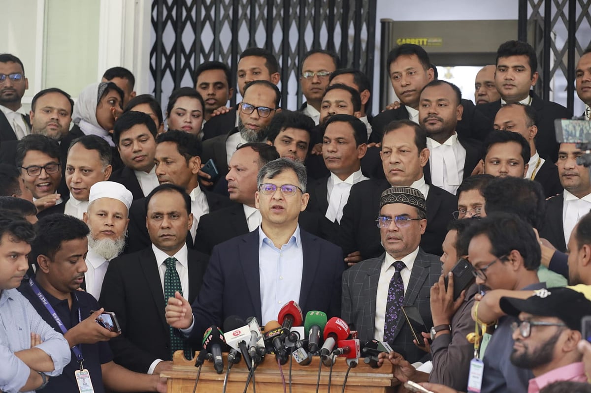 আন্তর্জাতিক অপরাধ ট্রাইব্যুনালের চিফ প্রসিকিউটরের কাছে গুমের অভিযোগ জমা দেওয়ার পর সাংবাদিকদের সঙ্গে কথা বলেন বিএনপির স্থায়ী কমিটির সদস্য সালাহউদ্দিন আহমদ