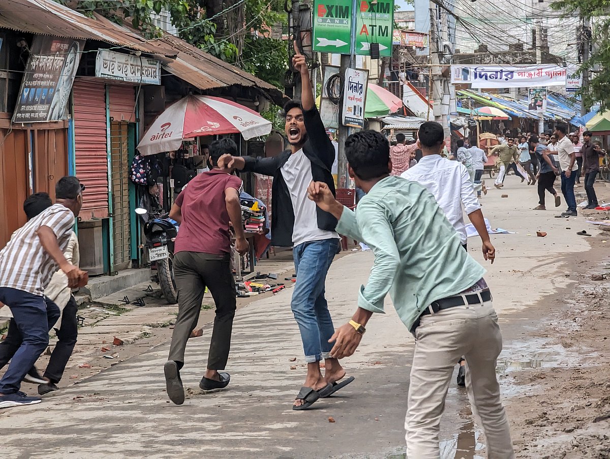 শরীয়তপুর জেলা ছাত্রদলের দুই পক্ষের মধ্যে সংঘর্ষ। শহরের পালং মডেল থানার সামনে পালং বাজার সড়কে