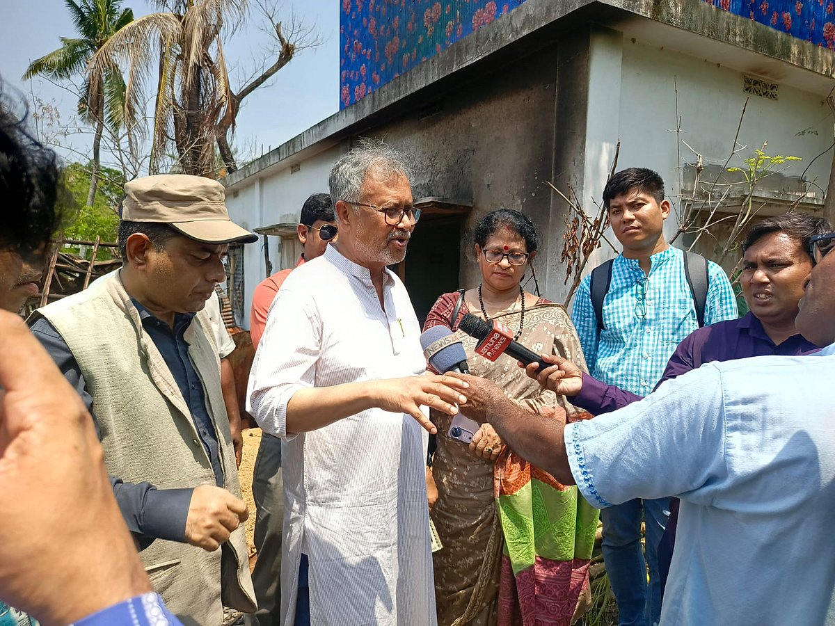 যশোরের অভয়নগর উপজেলার ডহর মশিয়াহাটী গ্রাম পরিদর্শন শেষে সাংবাদিকদের সঙ্গে কথা বলেন নাগরিক প্রতিনিধিদলের সদস্যরা। আজ মঙ্গলবার দুপুরে