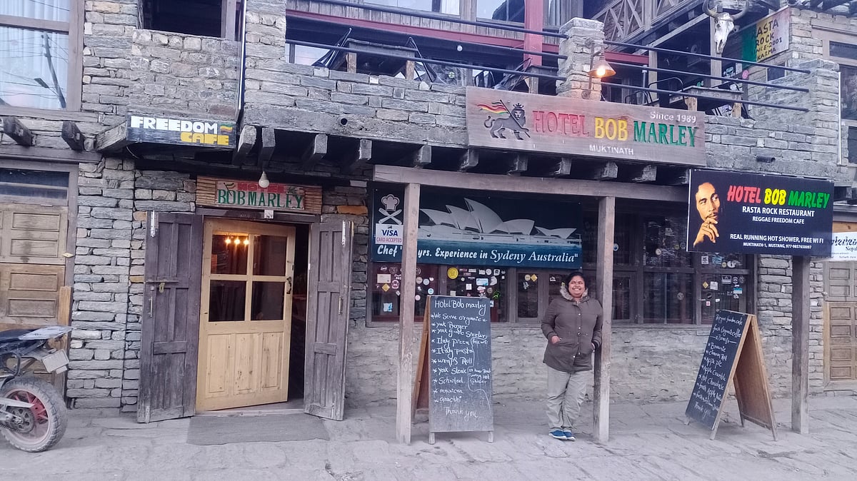 বব মার্লে হোটেলের পাশে আছে মোনালিসা নামে আরেকটি হোটেল