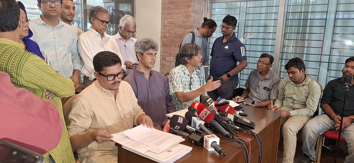 রাজধানীর বেইলি রোডের ফরেন সার্ভিস একাডেমিতে মঙ্গলবার বিভিন্ন দলের সঙ্গে জাতীয় ঐকমত্য কমিশনের বৈঠক শেষে সাংবাদিকদের সঙ্গে গণসংহতি আন্দোলনের নেতারা