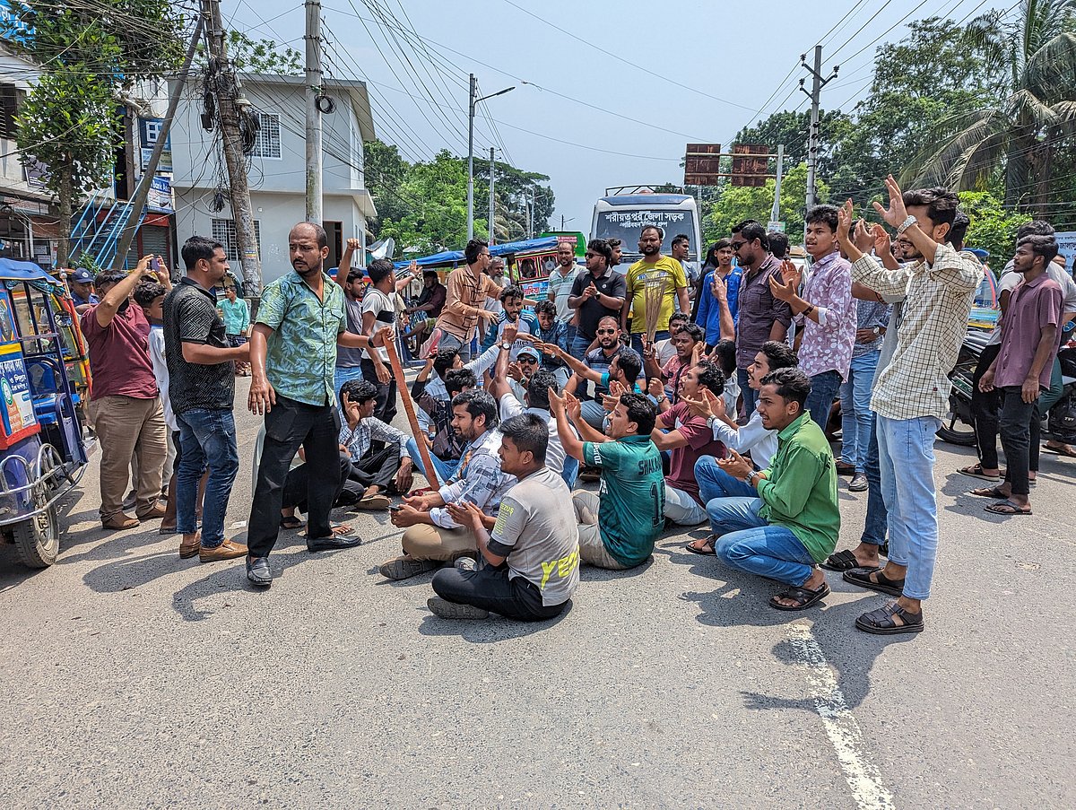 শরীয়তপুর জেলা ছাত্রদলের আহ্বায়ক কমিটি বাতিলের দাবিতে জেলা শহরে বিক্ষোভ মিছিল। মিছিল শেষে বিক্ষোভকারীরা মাদারীপুর-শরীয়তপুর সড়ক অবরোধ করে। শহরের কোর্ট এলাকায়