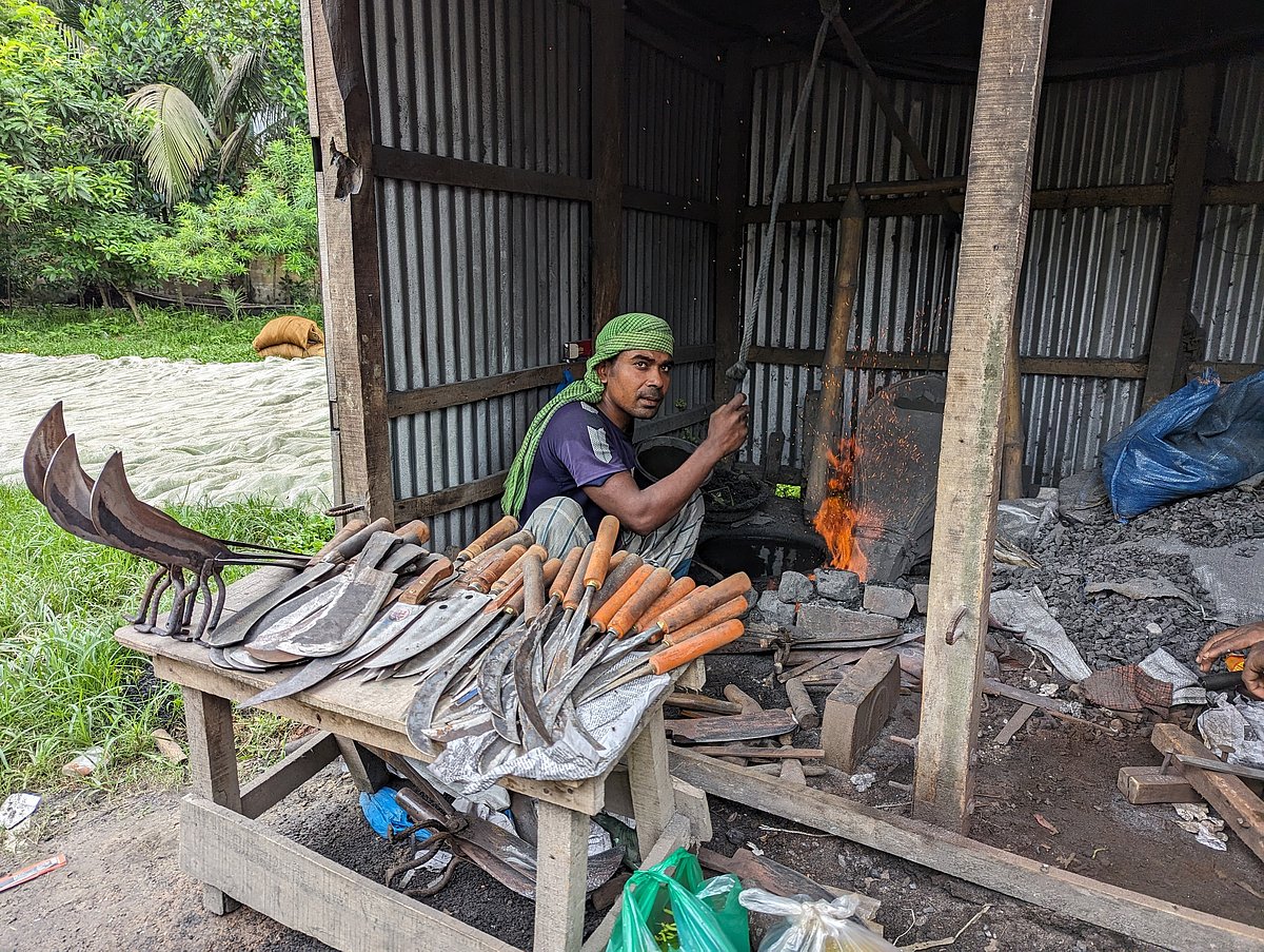 কোরবানির ঈদ এলে দিন-রাত কাজ চলে শ্রীনন্দ মণ্ডলের দোকানে। এ সময় কোরবানির কাজে ব্যবহৃত চাপাতি, ছুরি, দাসহ বিভিন্ন ধারালো জিনিস বিক্রির ধুম পড়ে যায়। গতকাল সোমবার শরীয়তপুর পৌরসভার মনোহর বাজার এলাকায়