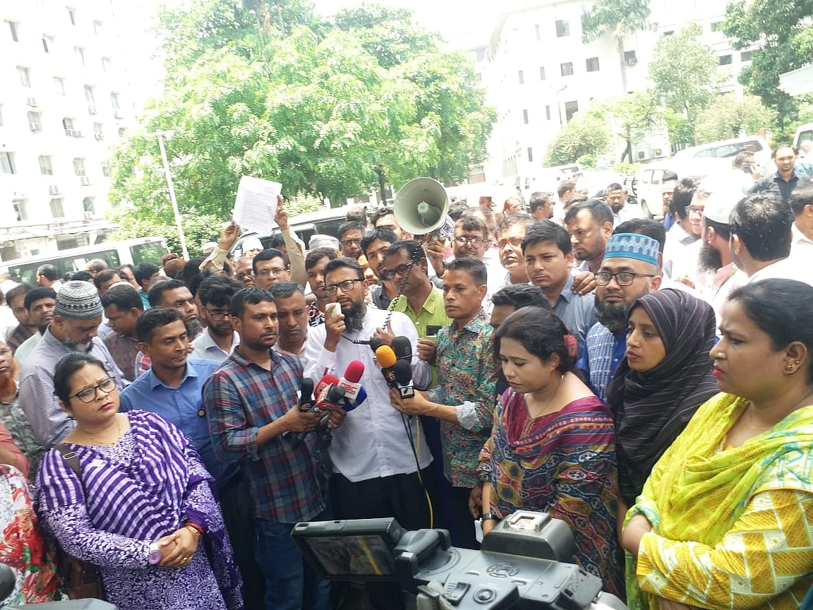 অর্থ ও আইন উপদেষ্টার কাছে স্মারকলিপি দেওয়ার আগে সংক্ষিপ্ত সমাবেশে বক্তব্য দেন বাংলাদেশ সচিবালয় কর্মকর্তা–কর্মচারী ঐক্য ফোরামের নেতারা। আজ মঙ্গলবার দুপুরে সচিবালয়ের বাতামতলায়