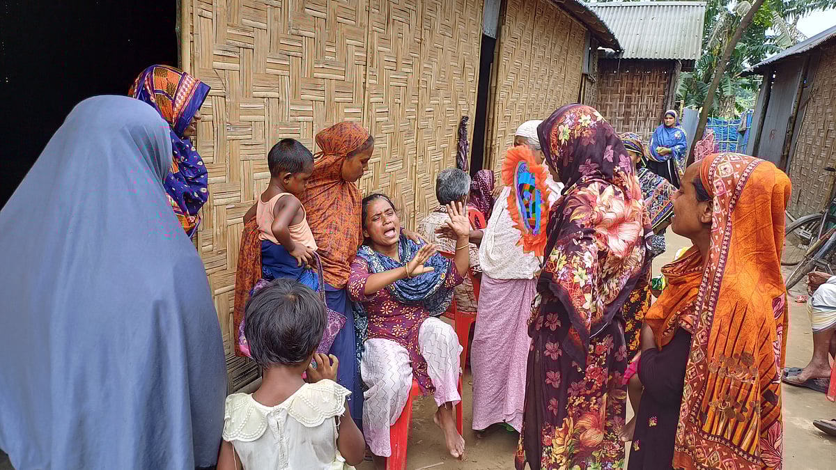 বিদ্যুৎস্পৃষ্ট হয়ে নিহত শ্রমিক জামিদুল ইসলামের স্বজনদের আহাজারি। বুধবার দুপুরে সদর উপজেলার ধাক্কামারা ইউনিয়নের ফকিরের হাট বেংহারী পাড়া এলাকায়
