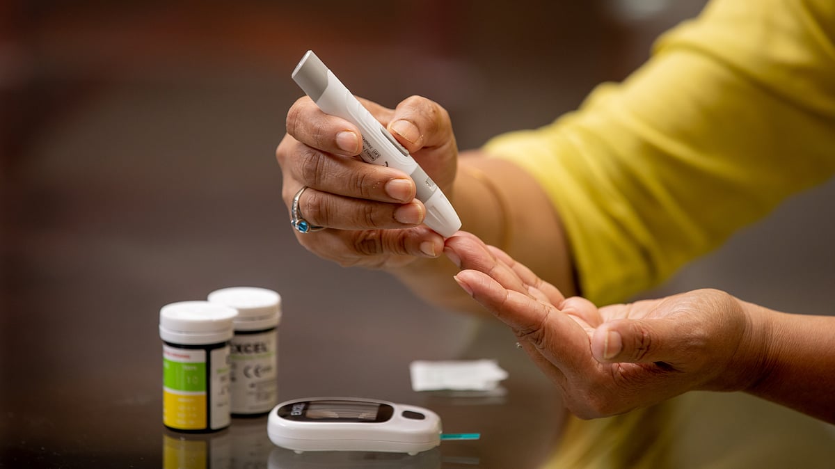 রক্তে শর্করার মাত্রা বিপজ্জনকভাবে বেড়ে যাওয়ার পর না–ও টের পেতে পারেন আপনি। তাই থাকতে হবে সতর্ক।